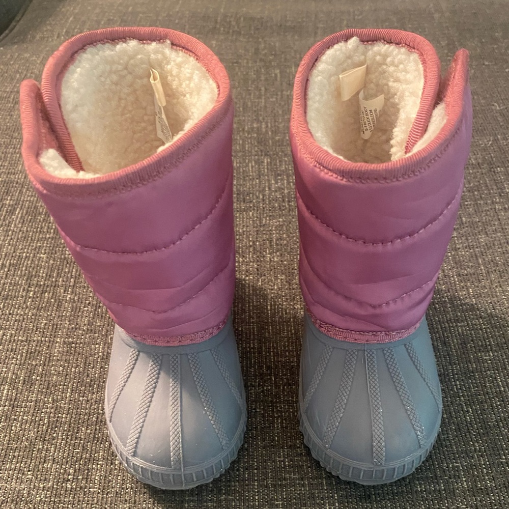 Old Navy Toddler Snow Boots in size 6